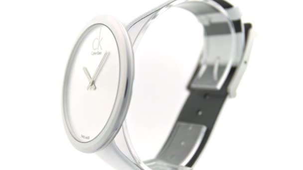 Londyn, UK, 01.11.2020: Calvin Klein damski zegarek modowy obracający się na stoisku — Wideo stockowe