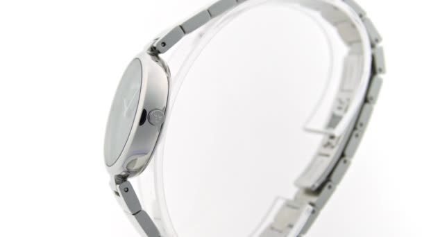 Londyn, UK, 01.11.2020: Calvin Klein damski zegarek modowy obracający się na stoisku — Wideo stockowe