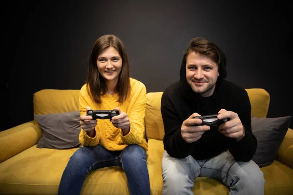 Joyeux désinvolte habillé jeune couple concentré sur jouer à un jeu vidéo — Photo