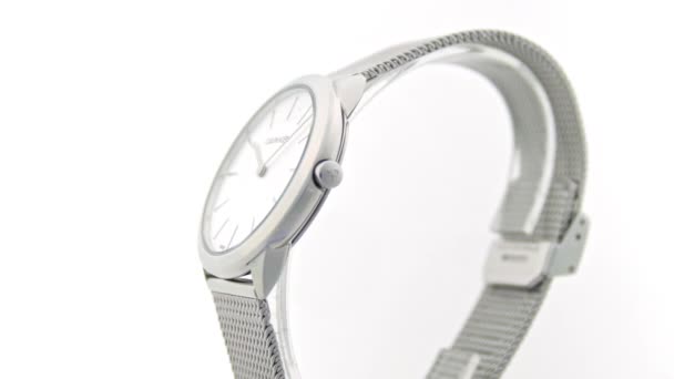 Londres, Reino Unido, 01.11.2020: Calvin Klein unisex fashion watch rotating on stand — Vídeo de stock