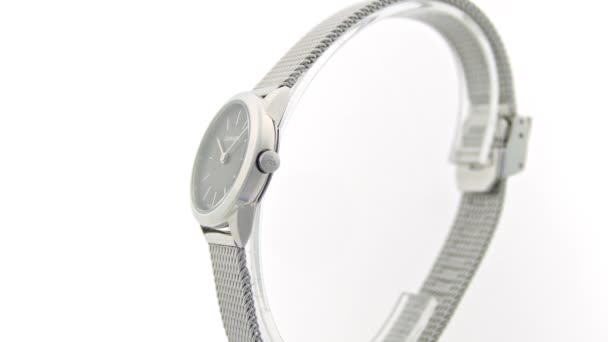 Londres, Reino Unido, 01.11.2020: Calvin Klein reloj de moda para mujer girando en el stand — Vídeos de Stock