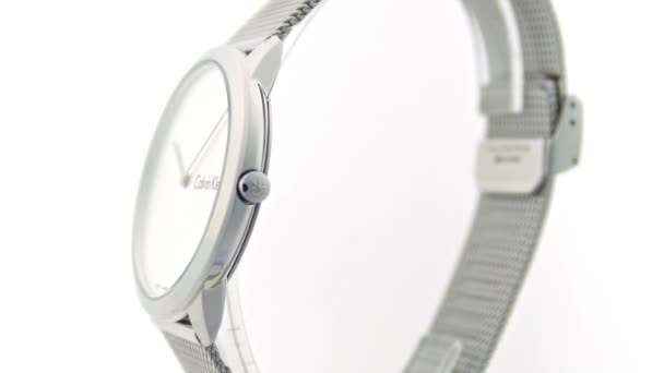 Лондон, Великобритания, 01.11.2020: Calvin Klein womens fashion watch rotating on stand — стоковое видео