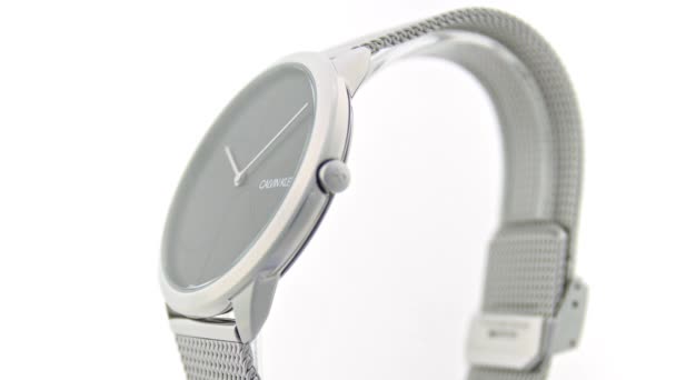 Londres, Reino Unido, 01.11.2020: Calvin Klein unisex fashion watch rotating on stand — Vídeo de stock