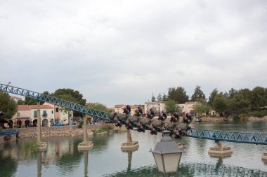 Salou, İspanya, 1 Mayıs 2020 Port Aventura eğlence parkında öfkeli Baco binicileri