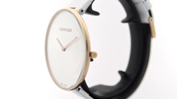 Londýn, Velká Británie, 01.11.2020: Módní hodinky Calvina Kleina unisexu rotují na stánku — Stock video