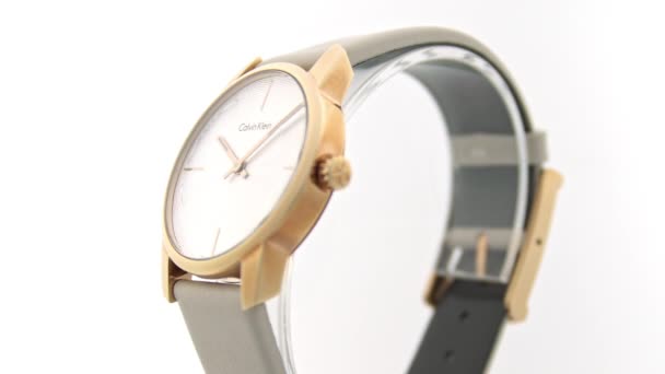 Londyn, UK, 01.11.2020: Calvin Klein unisex zegarek modowy obracający się na stoisku — Wideo stockowe