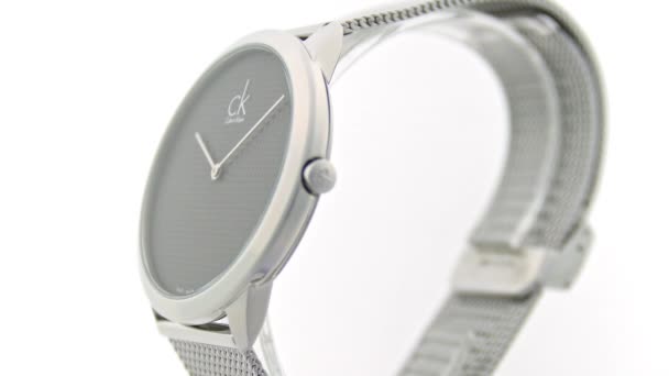 Londyn, UK, 01.11.2020: Calvin Klein unisex zegarek modowy obracający się na stoisku — Wideo stockowe