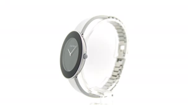 Nueva York, EE.UU., 01.11.2020: Calvin Klein reloj de moda para mujer girando en el stand — Vídeos de Stock