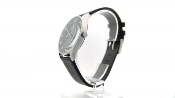 New York, US, 01.11.2020: Calvin Klein heren mode horloge draaiend op standaard — Stockvideo