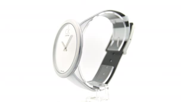 Nowy Jork, USA, 01.11.2020: Calvin Klein unisex zegarek modowy obracający się na stoisku — Wideo stockowe