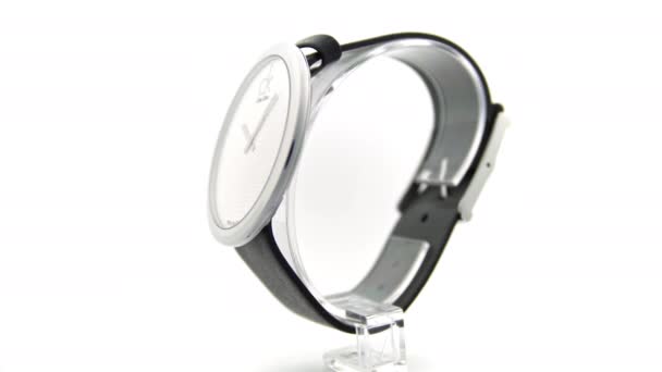 Nowy Jork, USA, 01.11.2020: Calvin Klein unisex zegarek modowy obracający się na stoisku — Wideo stockowe