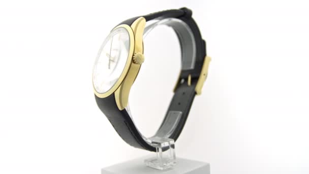 Londýn, Velká Británie, 01.11.2020: Módní hodinky Calvina Kleina rotují na stánku — Stock video