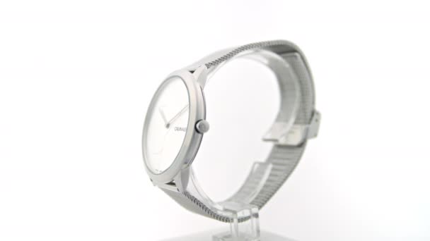 Nueva York, EE.UU., 01.11.2020: Calvin Klein reloj de moda unisex girando en el stand — Vídeos de Stock