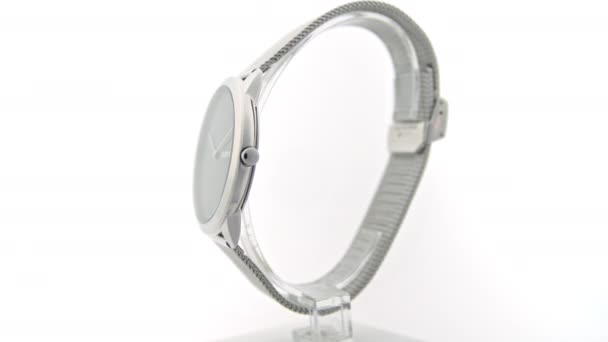 Nueva York, EE.UU., 01.11.2020: Calvin Klein reloj de moda para mujer girando en el stand — Vídeos de Stock