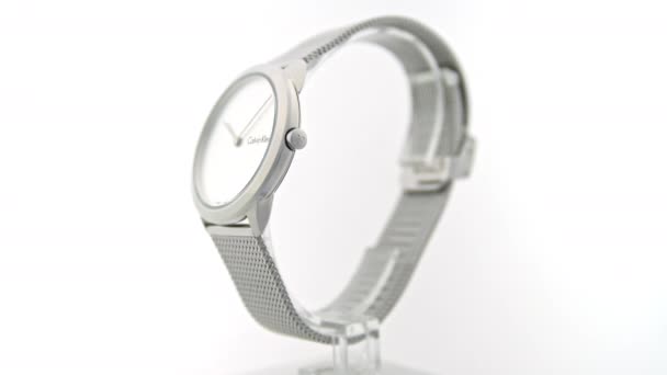 Nueva York, EE.UU., 01.11.2020: Calvin Klein reloj de moda para mujer girando en el stand — Vídeos de Stock