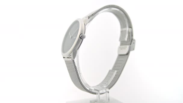 New York, USA, 01.11.2020: Módní hodinky Calvin Klein unisex rotují na stojanu