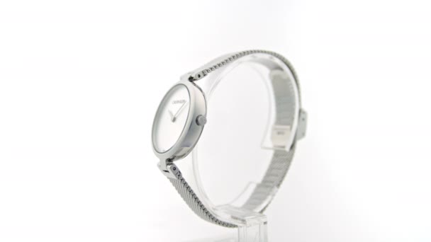 Nueva York, EE.UU., 01.11.2020: Calvin Klein reloj de moda para mujer girando en el stand — Vídeo de stock