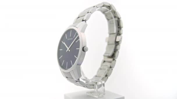 Londyn, UK, 01.11.2020: Moda zegarka Calvin Klein męskiego obracającego się na stoisku — Wideo stockowe
