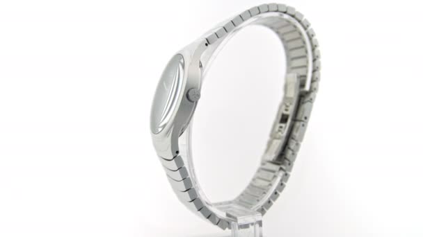 New York, VS, 01.11.2020: Calvin Klein damesmode-uurwerk draait op standaard — Stockvideo