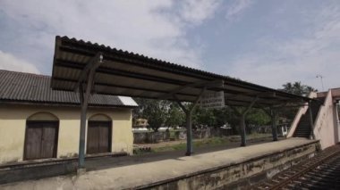 Hikkaduwa, Sri Lanka, 1.12.2020 - Demiryolu platformu, modası geçmiş ulaşım
