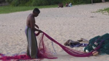 Hikkaduwa, Sri Lanka, 1.12.2020 - Sri Lankalı Balıkçılar plaj ağlarını kontrol ediyor