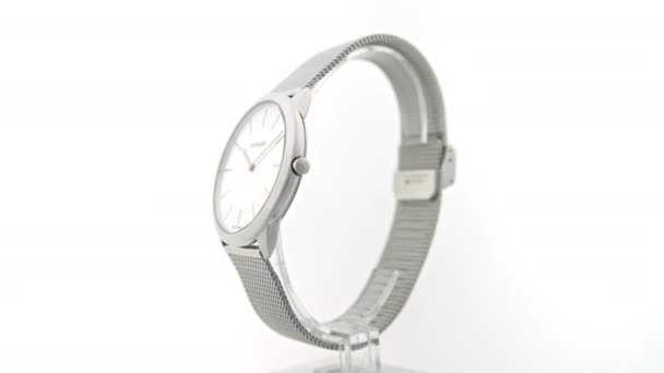 New York, US, 01.11.2020: Calvin Klein unisex fashion watch rotating on stand — Stock Video