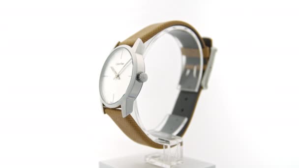 New York, USA, 01.11.2020: Módní hodinky Calvina Kleina se otáčejí na stojanu — Stock video
