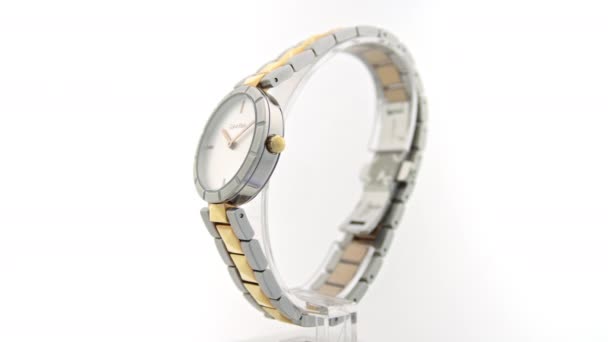 New York, USA, 01.11.2020: Calvin Klein ženské módní hodinky rotující na stojanu — Stock video