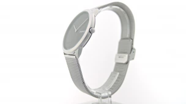 Nueva York, EE.UU., 01.11.2020: Calvin Klein reloj de moda unisex girando en el stand — Vídeos de Stock