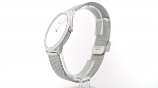 Nueva York, EE.UU., 01.11.2020: Calvin Klein reloj de moda unisex girando en el stand — Vídeos de Stock