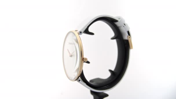 Νέα Υόρκη, ΗΠΑ, 01.11.2020: Calvin Klein unisex ρολόι μόδας περιστρεφόμενο στο περίπτερο — Αρχείο Βίντεο