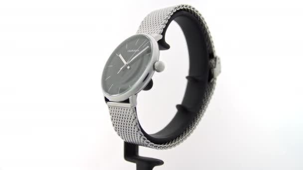 New York, US, 01.11.2020: Calvin Klein heren mode horloge draaiend op standaard — Stockvideo