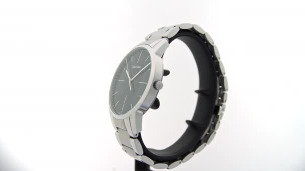 ニューヨーク、米国、 01.11.2020:カルバンクラインメンズファッション時計はスタンドで回転 — ストック動画