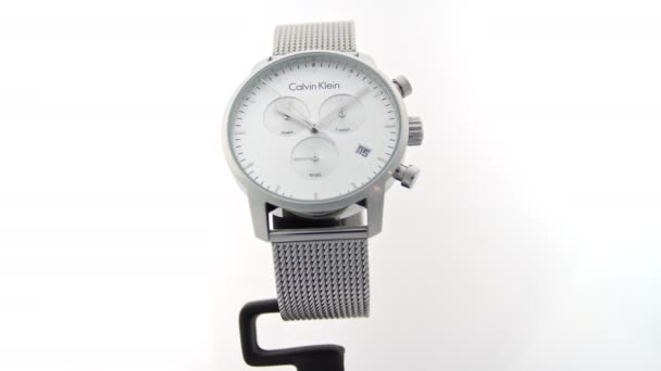 Londres, Reino Unido, 01.11.2020: Calvin Klein reloj de moda tictac aislado en blanco — Vídeos de Stock