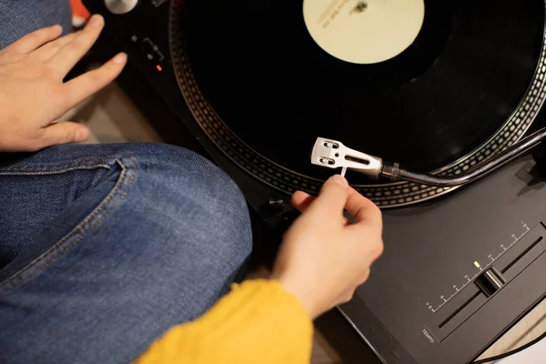 Dívka ruka dát tonearm na vinylovou desku začíná gramofon Zvuk meditace — Stock fotografie