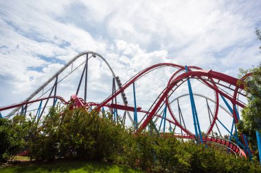Salou, İspanya, 1 Mayıs 2020 Port Aventura lunaparkında Ejderha Han binicileri