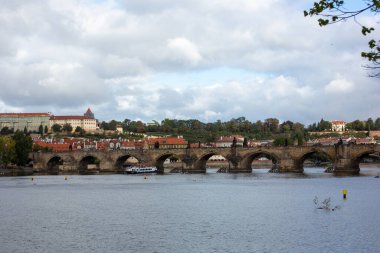Prag, Çek Cumhuriyeti, 2.09.2020 - Charles Köprüsü ve Hradcany manzarası