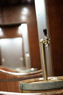 Pilsen, Çek Cumhuriyeti, 1.09.2019 - Spa 'daki Wooden Barrel' da Bakır Bira Musluğu