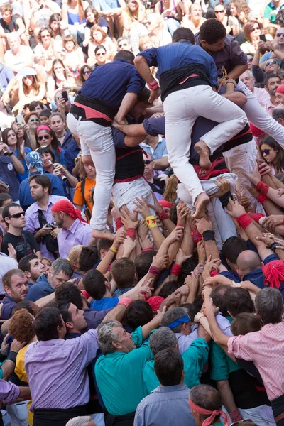 Tarragona, España, 19 de septiembre de 2019 - Rival Castells construye una torre humana común — Foto de Stock