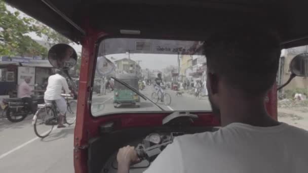 Galle, Srí Lanka, 1.12.2020 - chaotický provoz na silnici pohled z Tuk Tuk — Stock video