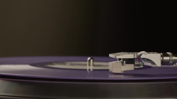 Modrá vinylová deska rotující na otočném stole izolovaném na černém. LP přehrávač v pohybu — Stock video