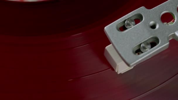 Disco de vinil vermelho girando na plataforma giratória LP player em movimento vista superior. — Vídeo de Stock