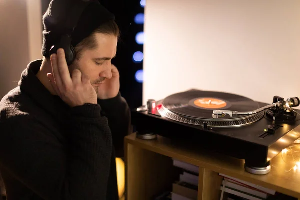 Unrasierter gutaussehender Millennial-Typ hört Musik mit geschlossenen Augen — Stockfoto