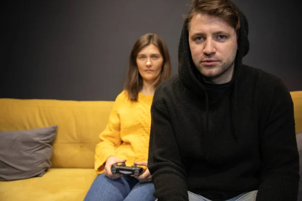 Couple calme, calme et concentré sans émotion jouant à des jeux vidéo sur le canapé — Photo