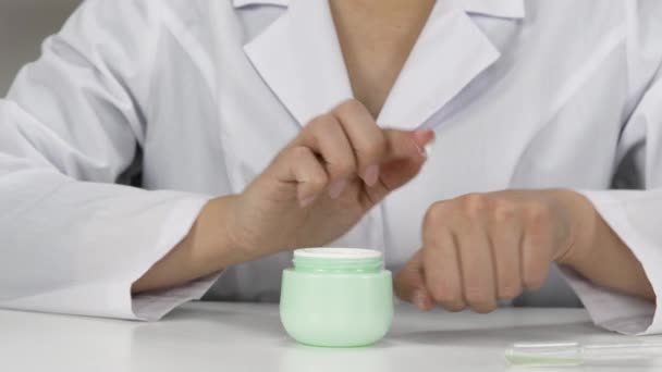 Laboratory testing of science-based microbiome cream, personalized skincare — Stock Video