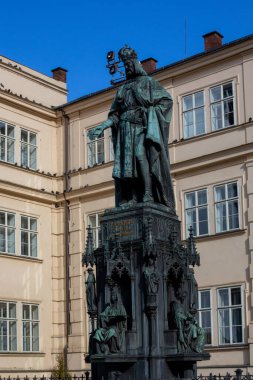 Prag, Çek Cumhuriyeti, 2.09.2020 - Charles Köprüsü 'nün yanındaki Charles Anıtı