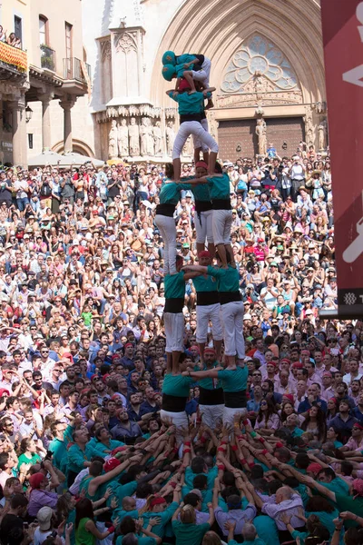 Tarragona, España, 19 de septiembre de 2019 - Los niños suben a la torre de castillos humanos — Foto de Stock