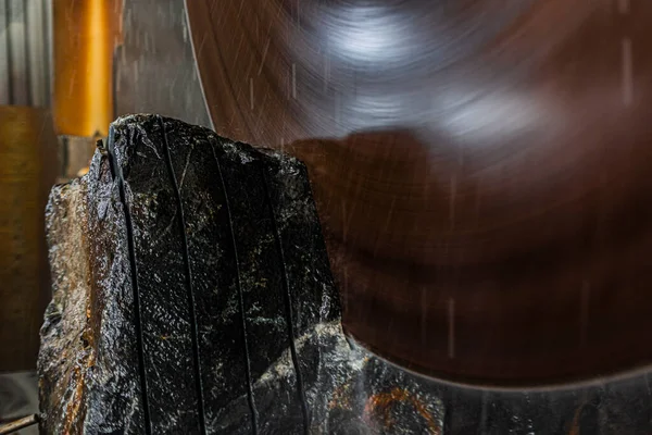 Große industrielle Schneidemaschine schneidet grauen Granitstein in Platten — Stockfoto