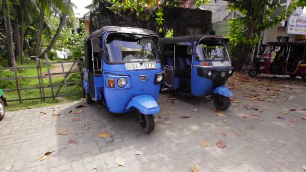 Galle, Sri Lanka, 1.12.2020 - Due tuk tuk blu senza autisti nel parcheggio — Video Stock