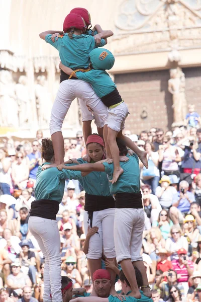 Tarragona, España, 19 de septiembre de 2019 - Niños en la cima de la torre de los castells humanos — Foto de Stock